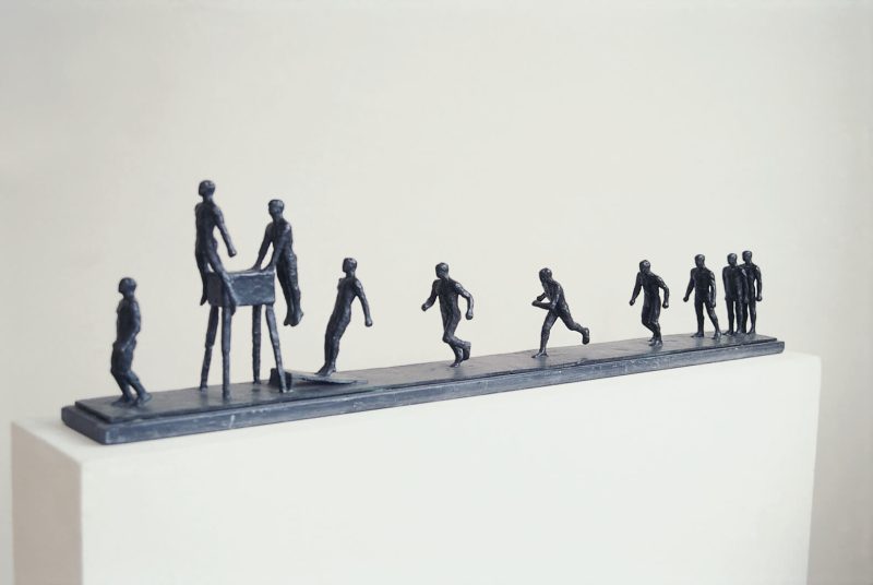 Bocksprung, 1981, Bronze und Schiefer, 26 x 110 x 12 cm