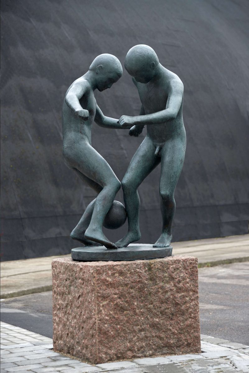 Fußballspieler, 1973, Kerteminde Sportzentrum, Bronze und Granit, Foto Evan Frederiksen