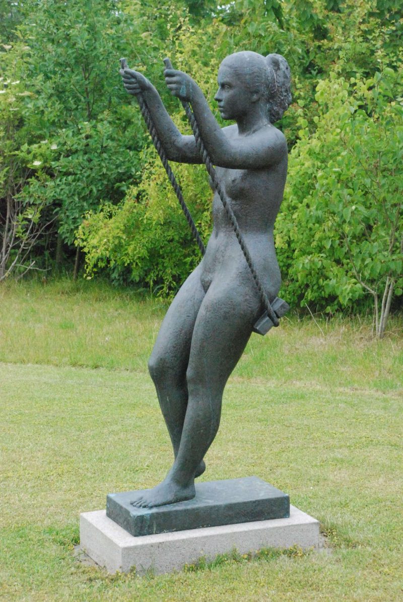 Frau an der Schaukel (Lene), 1992, Bronze auf Granit, 165 x 60 x 48 cm, eigenes Foto