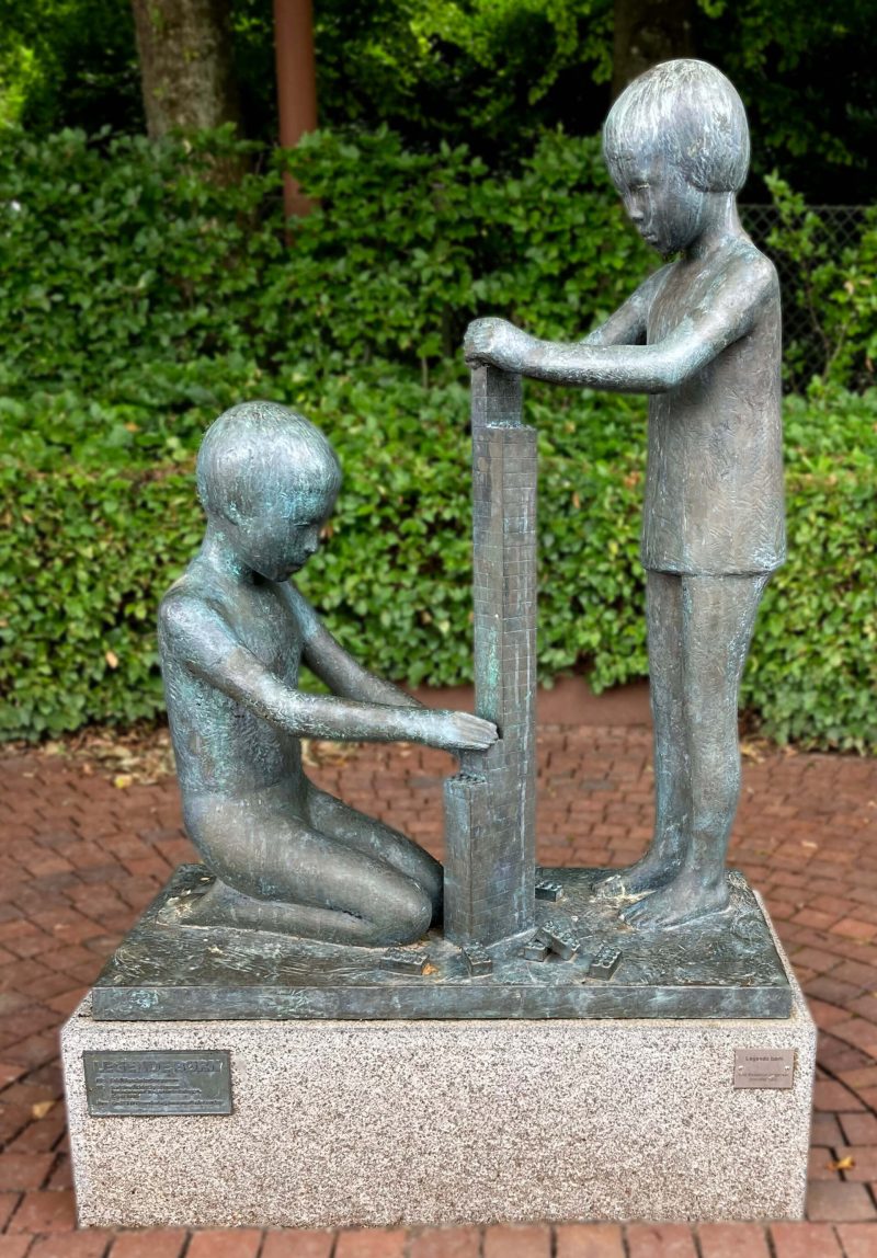 Spielende Kinder, 1990, Bronze auf Granit, aufgestellt in Billund Stadtzentrum, eigenes Foto