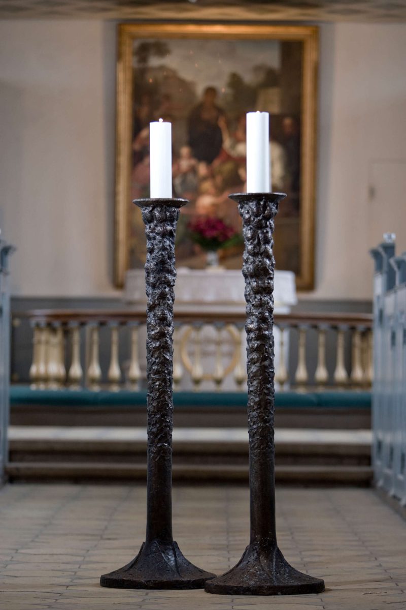 Lysestager 2008 bronze 124 x 37 x 37 cm tilhører Horne Kirke
