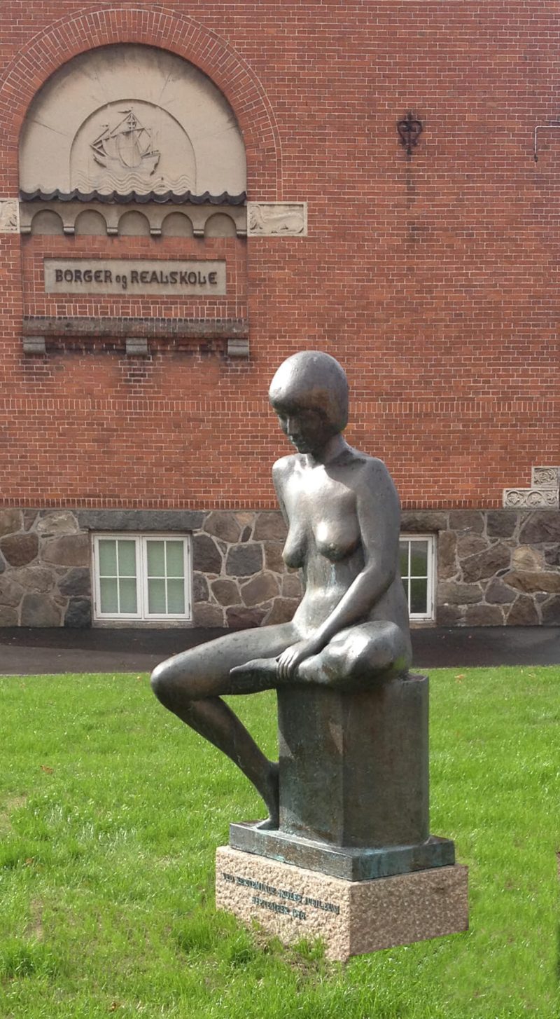 Sitzende Figur, Kerteminde Schule, 1976, Bronze auf Granit, eigenes Foto
