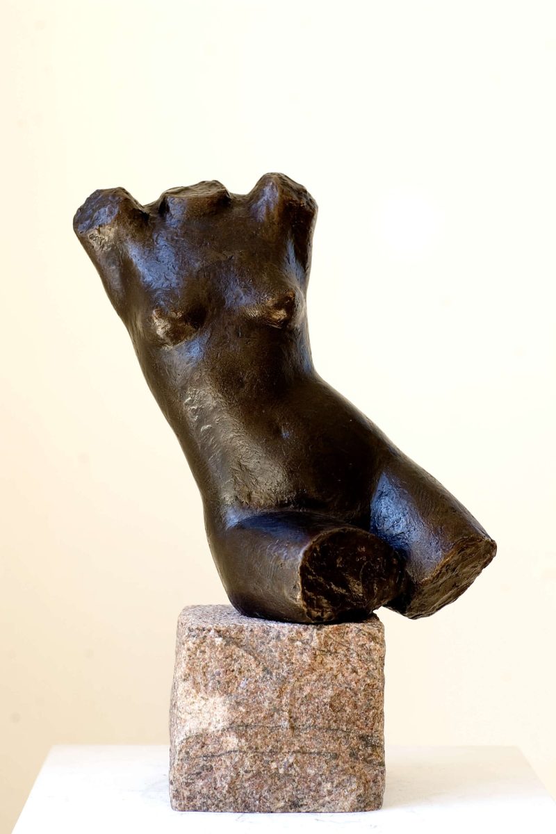 Sitzender Torso, 1996, Bronze auf Granit, 53 x 25 x 20 cm, Foto Lars Skaaning