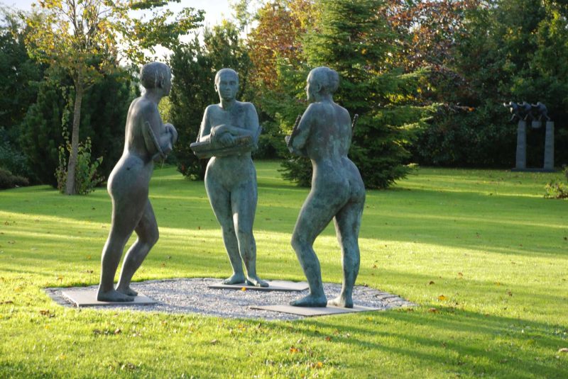 Drei Frauen an Schaukeln, 1992–2005, Bronze auf Granit, H 160 cm, eigenes Foto