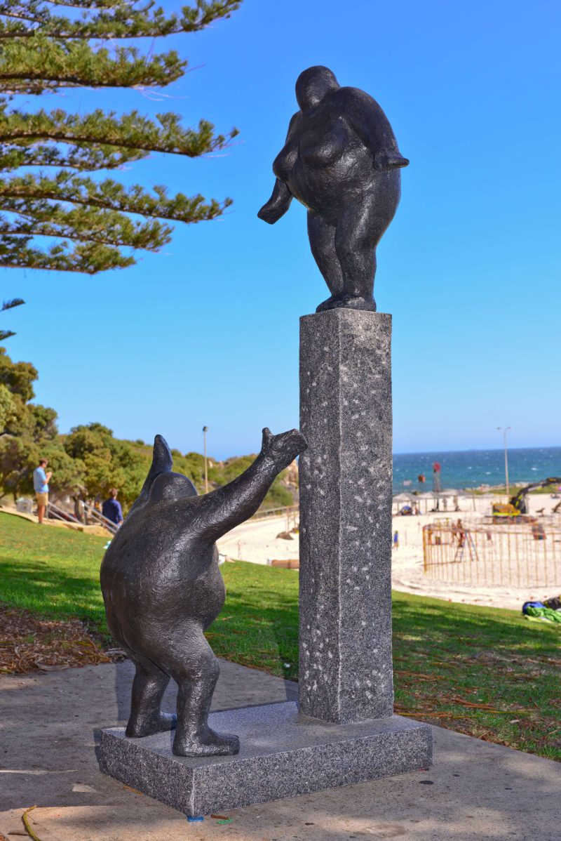 Grib mig 2014 bronze og granit 200 x 75 x 50 1 ex opstillet i Frankston v Melbourne Australien foto Clyde Yee