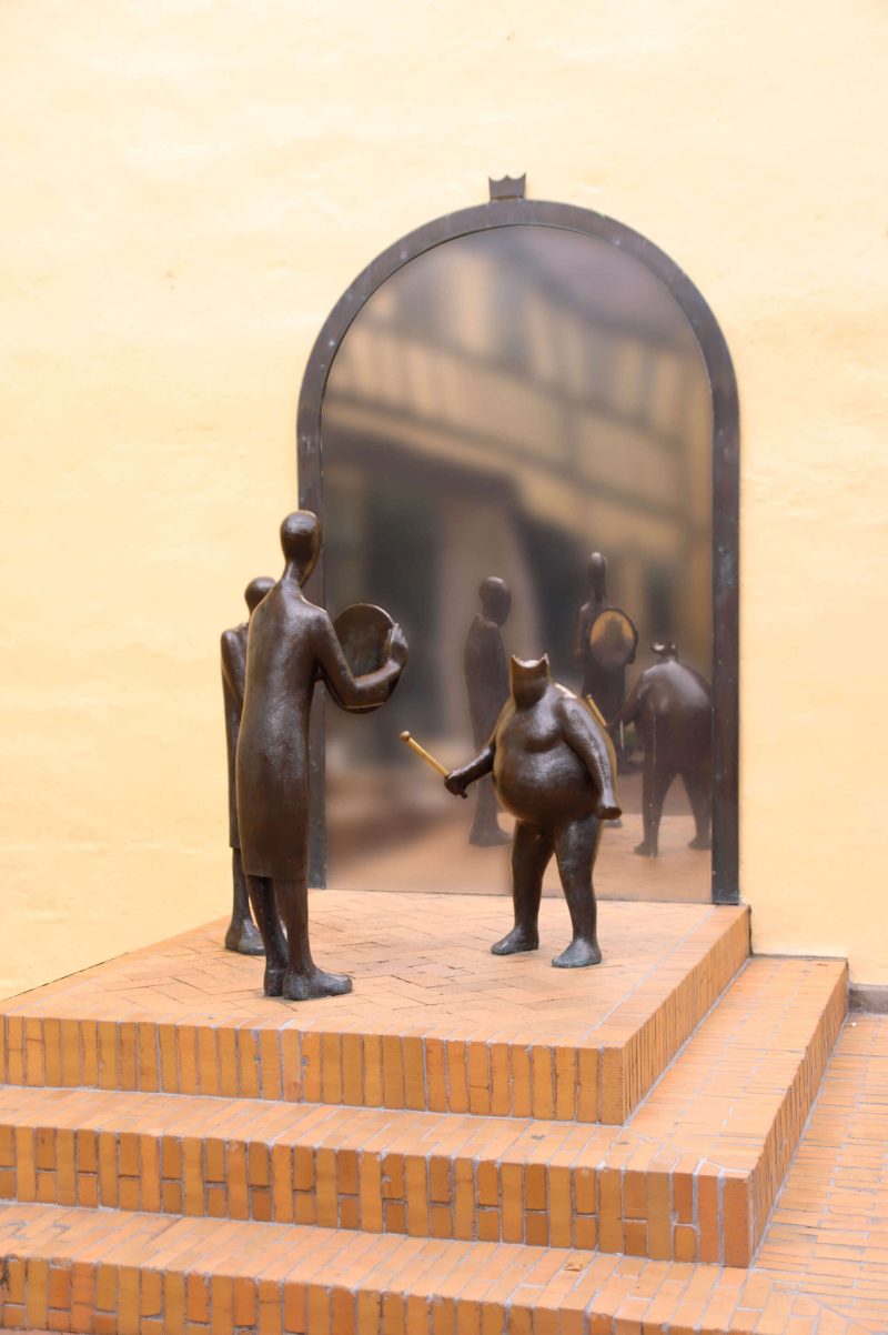 Kejserens nye klæder 1988 bronze tegl og rustfrit stål Brandts klædefabrik foto Evan Frederiksen