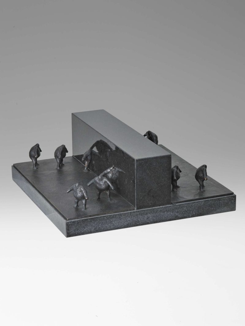 Muren 2019 bronze og granit 12 x 31 x 31 cm foto Evan Frederiksen