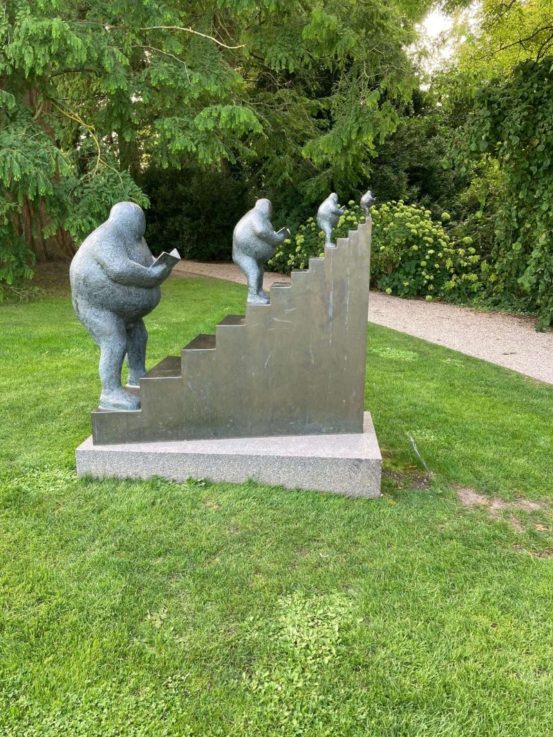 På trappe med bøger 1995 bronze kobber og granit 140 x 145 x 70 cm eget foto