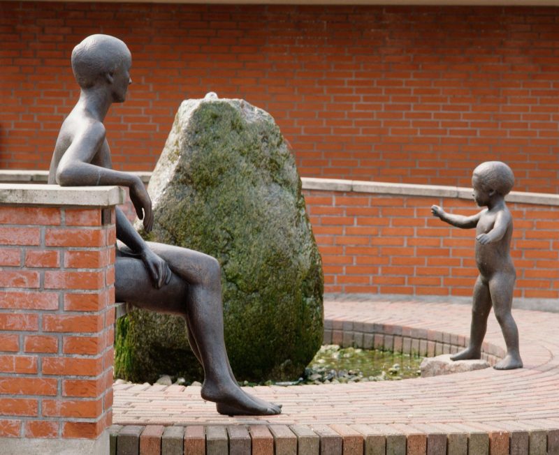 Skulpturengruppe mit Wasser, 1988, Bronze und Granit, ehem. Nr. Broby Rathaus