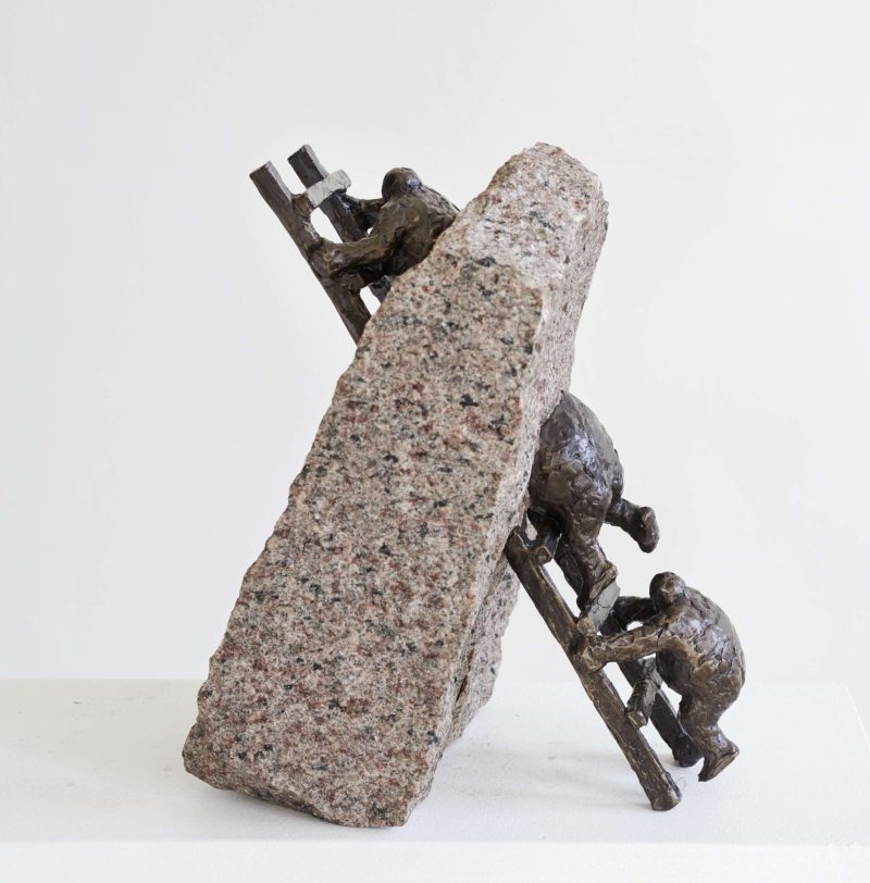 Stige gennem sten bronze og granit h 30 cm foto Kirstine Mengel