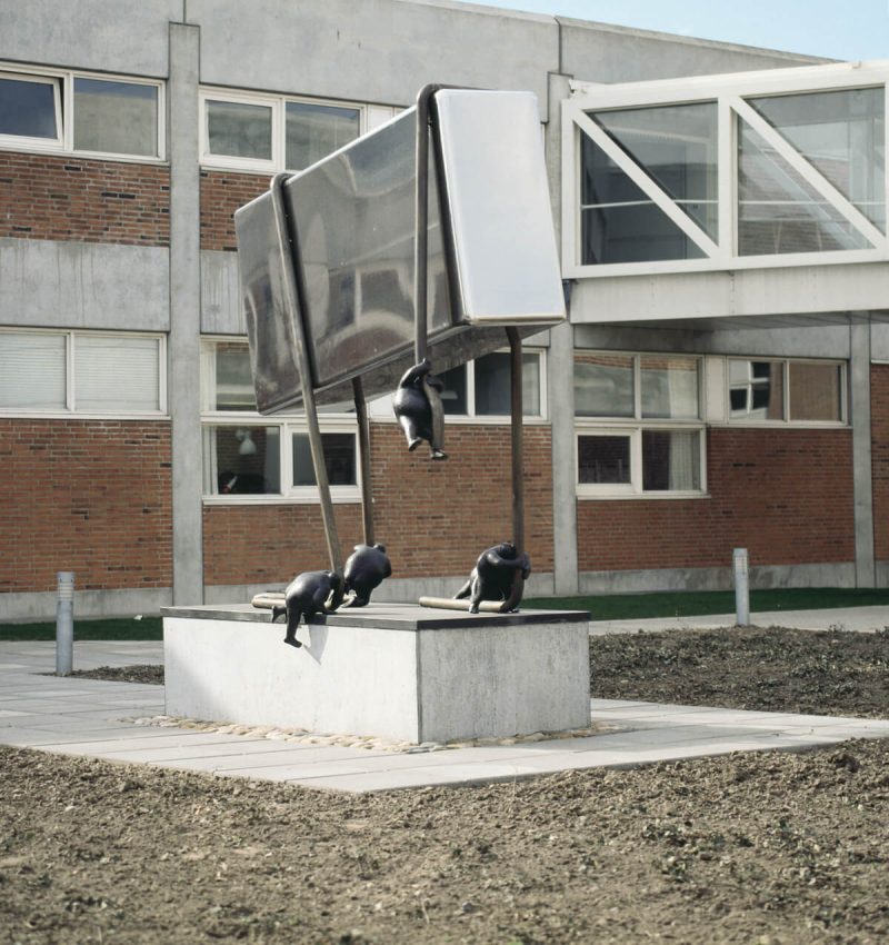 Uden titel 1990 bronze rustfrit stål og beton H 320 cm Aalborg Universitet