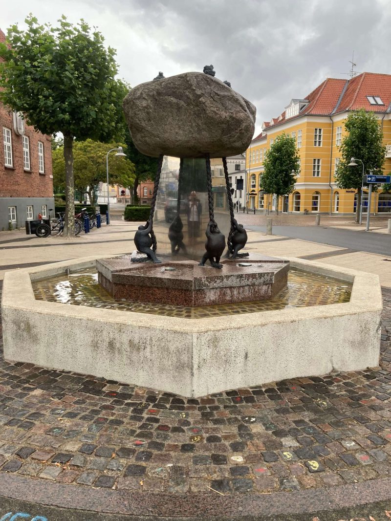 Vandkunst 1994 bronze rustfrit stål granit og beton Centrumpladsen Svendborg eget foto